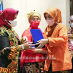 Bupati Winarti Raih Penghargaan Perempuan Inspiratif Inisiator Dari IKWI Lampung
