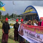 Adakan Kungker Ke Flores Timur, Presdir Rumah Indonesia Terang Hj. Rizayati Disambut Tarian Adat