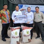 Bupati Winarti Berikan Bantuan Pupuk Kepada Seluruh Petani Singkong Se Tulang Bawang.