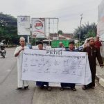 Puluhan Warga Terminal Menggala Gelar Aksi Unjuk Rasa Tolak Pembagunan Masjid Dekat Tugu Garuda.