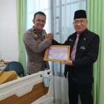 Ketum PPWI Berikan Penghargaan Kepada Ipda Richie Surhayadi Kategori Polisi Baik