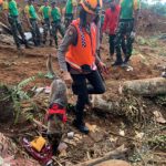 Polwan Turut Mempawangi Anjing Pelacak Untuk Mencari Korban Gempa Cianjur