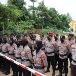 Polres Lamtim Kawal Unjuk Rasa Masyarakat Di Bendungan Marga Tiga Dengan Ramah.