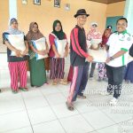 Aparatur Desa Panggung Rejo Bagikan Beras Secara Merata Dan Bangun Jalan Usaha Tani.