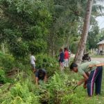 Jumat Bersih,Babinsa TNI/AD Kodim 1506-04/Waeapo Bersama Warga Desa Widit Kerja Bakti