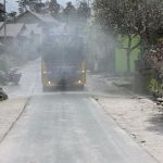 Polisi Bantu Bersihkan Jalan, Dampak Abu Vulkanik Pasca Erupsi Merapi