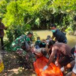Respon Cepat Polisi Mengevakuasi Mayat Mengapung Di Pinggir Sungai Tiyuh Tirta Makmur.