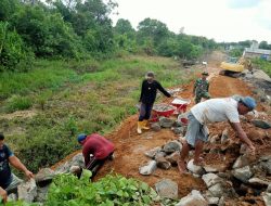 TMMD Di Sungai Badak,Masyarakat Bahu Membahu Membangun Jalan.