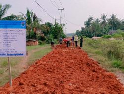 Aparatur Desa Sungai Buaya Perbaiki Badan Jalan Lingkungan Gunakan Tanah Merah.