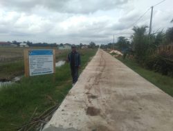 Demi Kelancaran Masyarakat Pengguna Jalan,Aparatur Desa Sidang Makmur Bangun Jalan Rabat Beton.