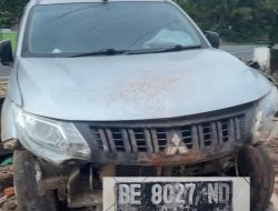 Mobil Dinas Pemda Lamtim Diduga Gunakan Plat Kendaraan Palsu Tabrak Rumah Warga.