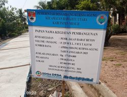 Aparatur Desa Sidang Kurnia Agung Bangun Jalan Rabat Beton