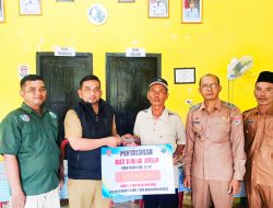 Aparatur Desa Sungai Buaya Salurkan BLT DD Kepada 22 KPM 