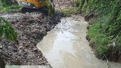 Peduli Lingkungan Pencegahan Banjir,Warga Dwi Warga Tunggal Jaya Lakukan Normalisasi Sungai