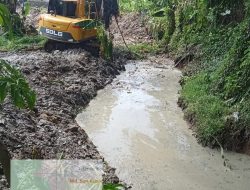 Peduli Lingkungan Pencegahan Banjir,Warga Dwi Warga Tunggal Jaya Lakukan Normalisasi Sungai